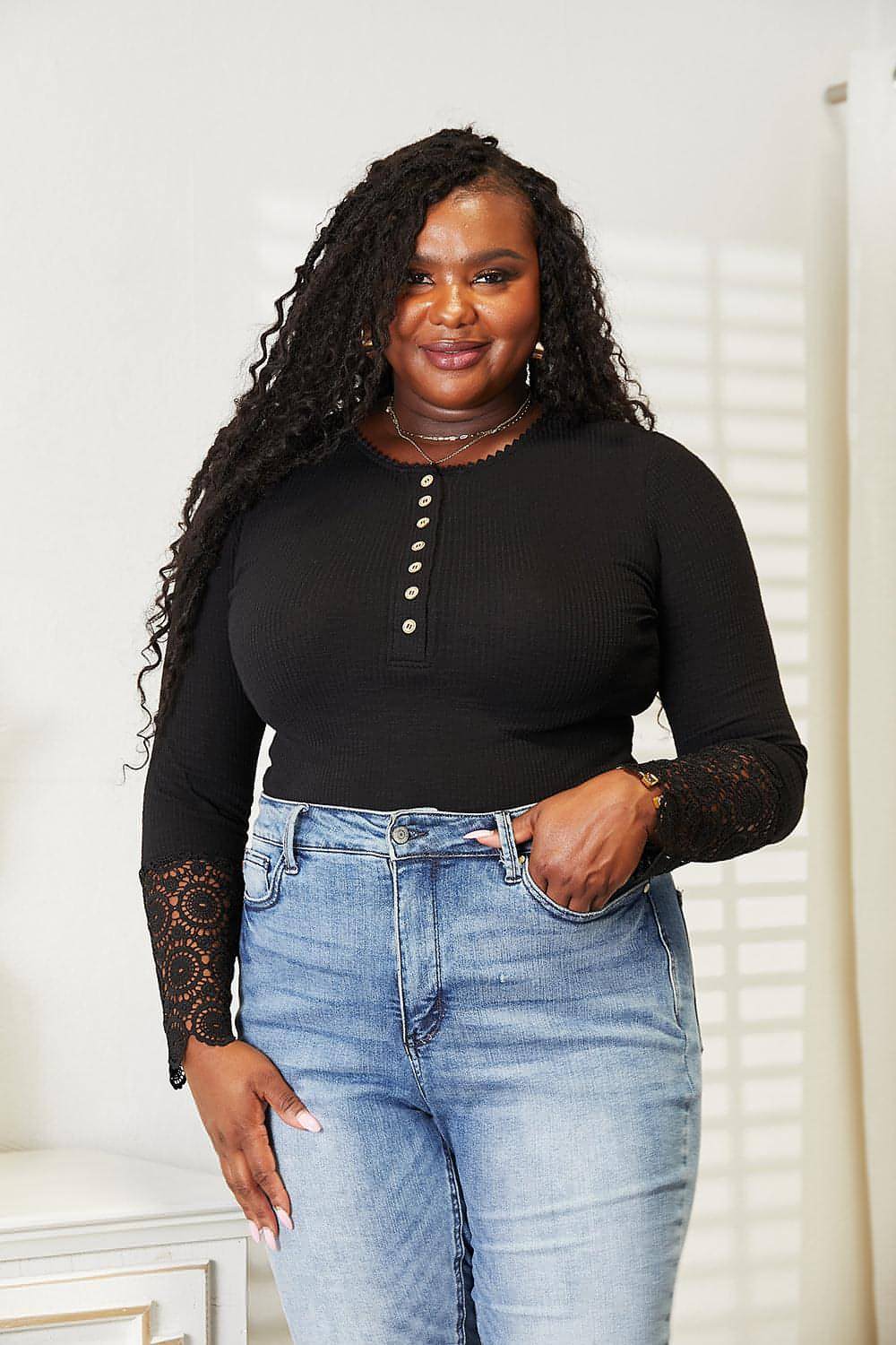 Blusa con botones y mangas con dobladillo de encaje de crochet de Double Take