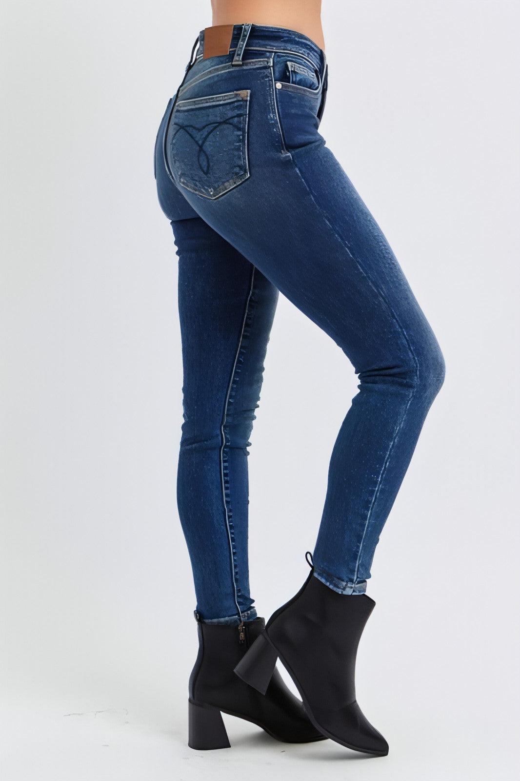 Judy Blue i full størrelse Kjør midt i midjen tynne jeans med termisk fôr