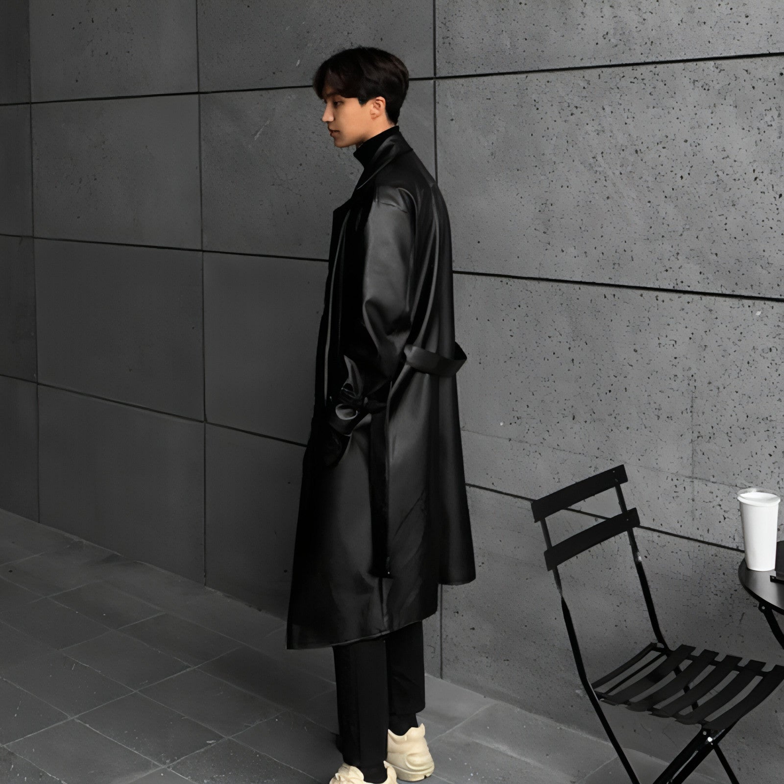 Gabardina de cuero cruzada de largo medio para hombre