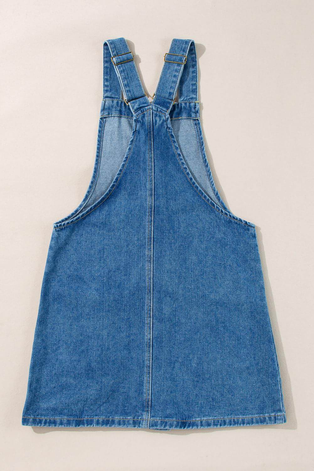 Minivestido vaquero con bolsillos delanteros y botones con tiras anchas en azul crepúsculo