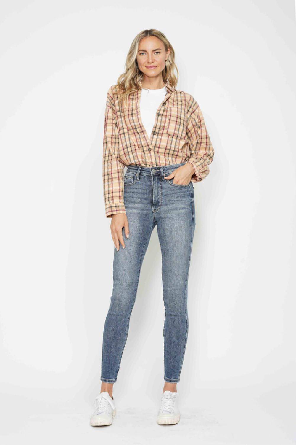 Judy Blue Full størrelse Magekontroll Kontrastvask Skinny Jeans