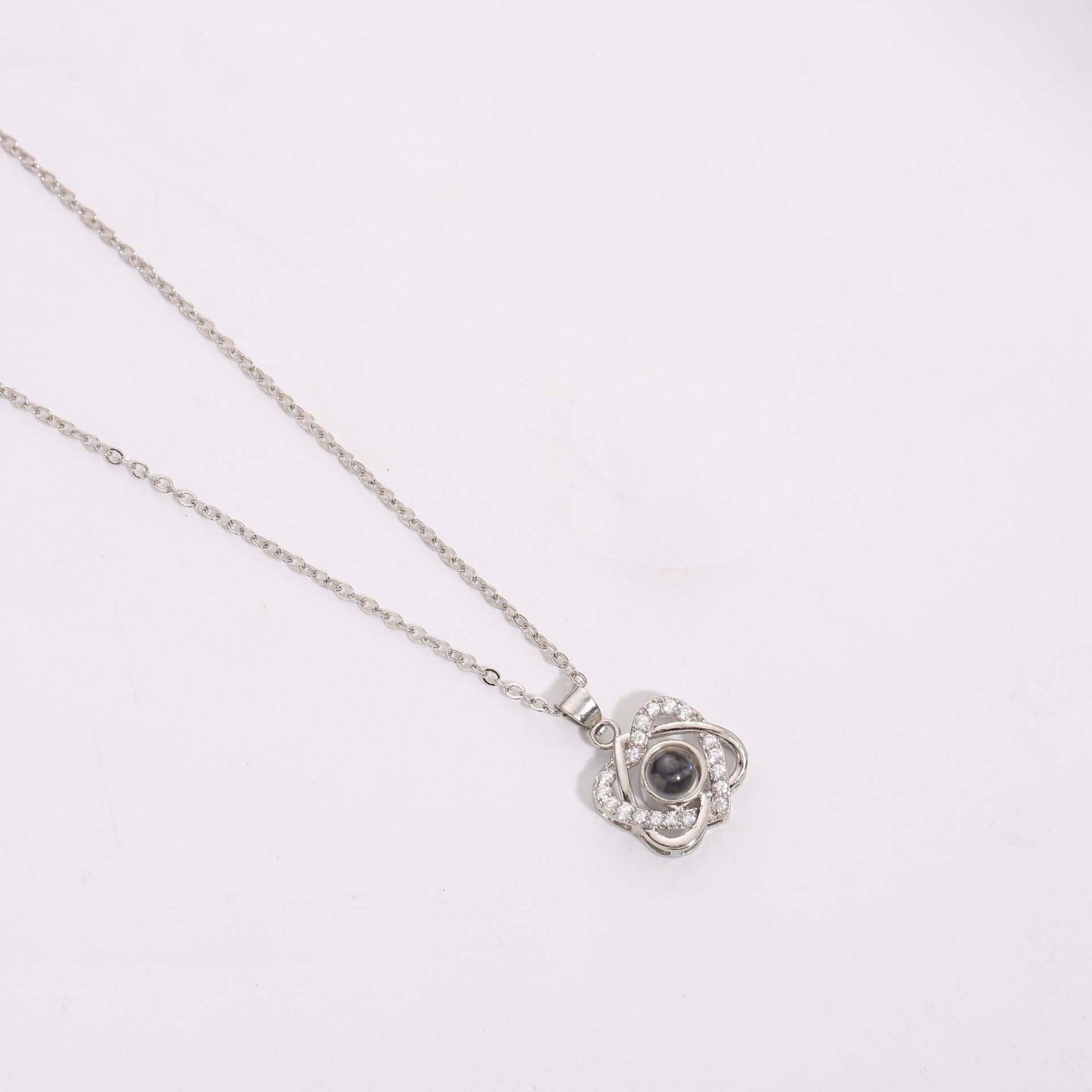 Men's And Women's Fashion Simple Heart-shaped Projection Necklace