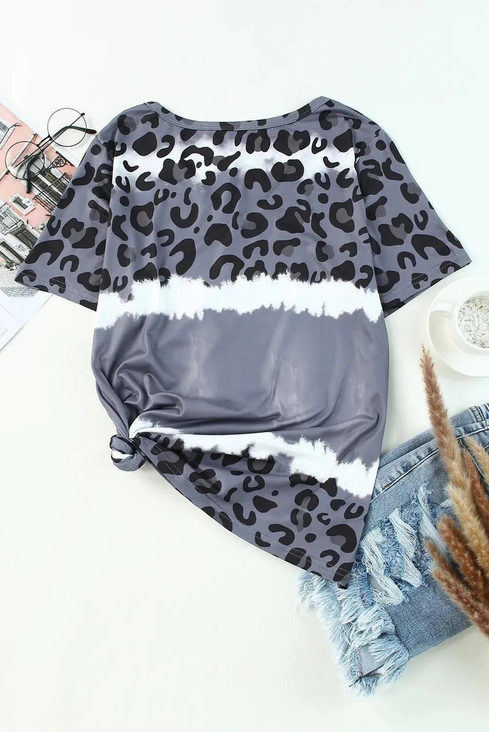 Camiseta de manga corta con escote en V y estampado de leopardo