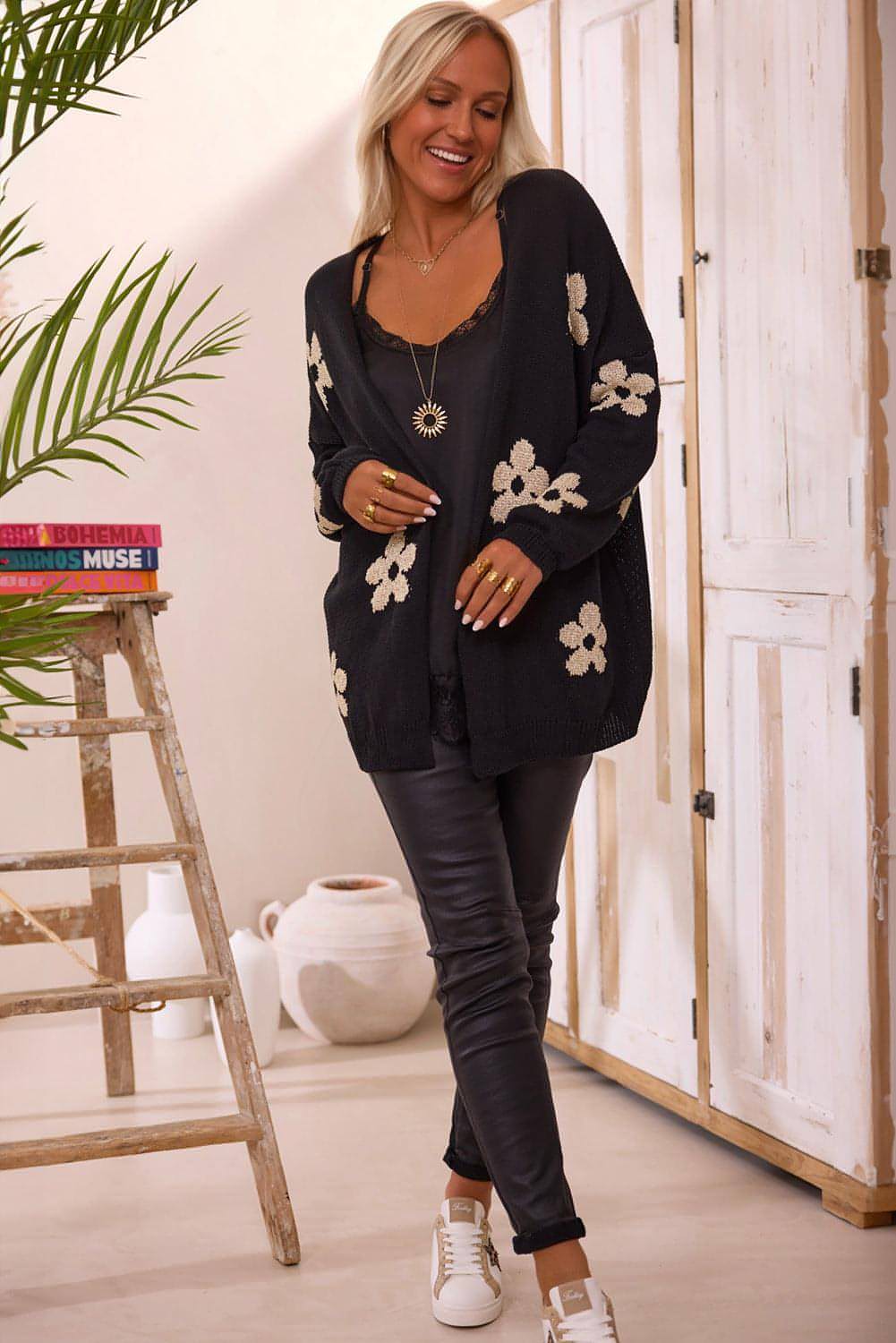 Cárdigan holgado de punto con estampado floral negro y parte delantera abierta