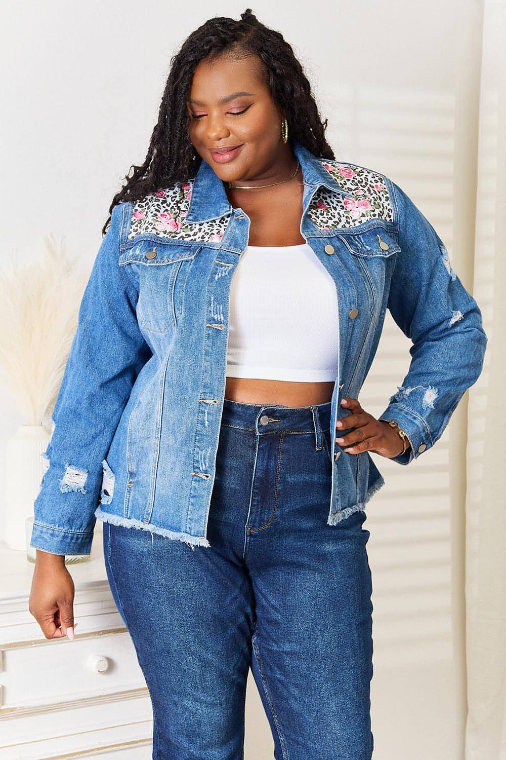 Baeful – Jeansjacke mit Leopardenmuster und Blumenmuster im Used-Look und offenem Saum