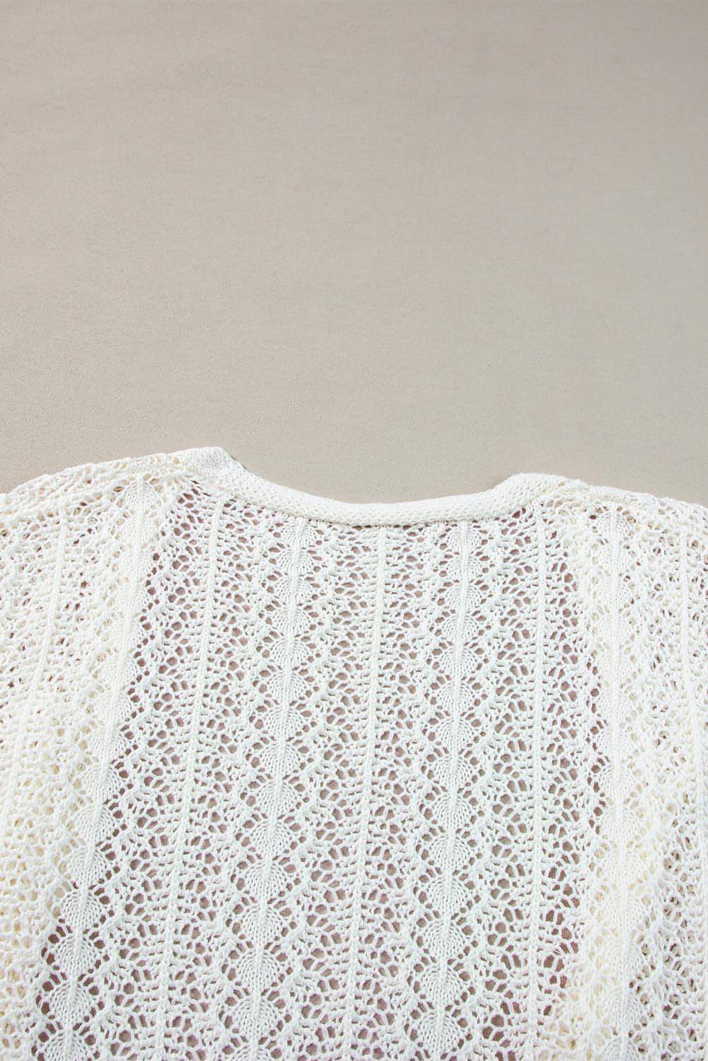 Cárdigan blanco elegante de punto calado con hombros caídos