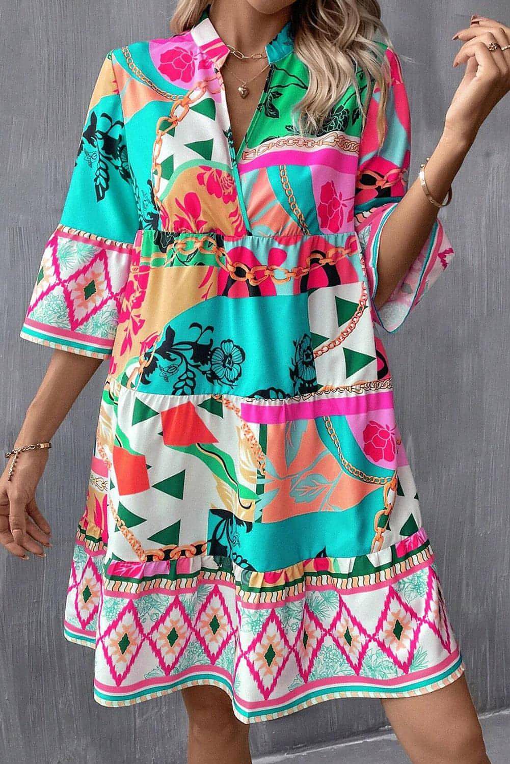 Vestido mini con escote entallado y media manga con estampado abstracto multicolor