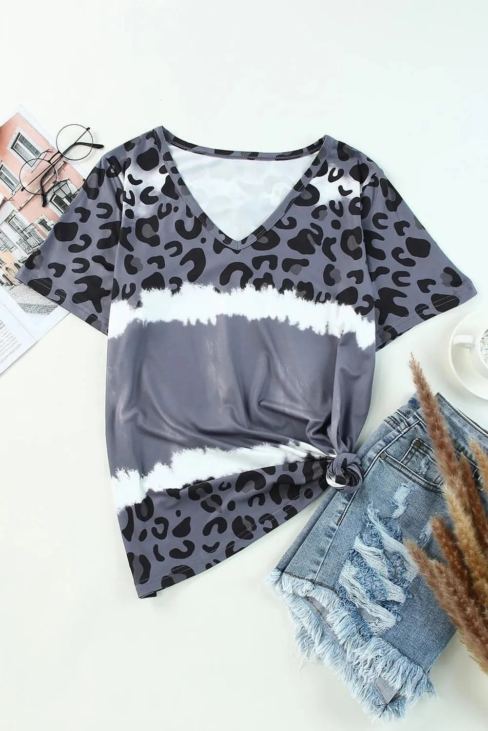 Camiseta de manga corta con escote en V y estampado de leopardo