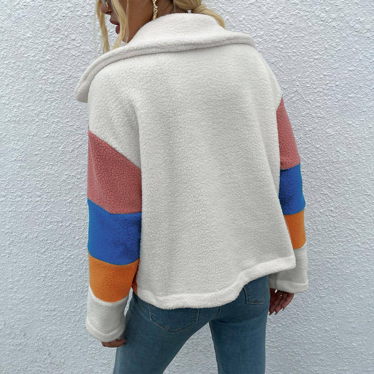 Glänzende Jacke mit Button-Down-Kragen und Farbblockdesign