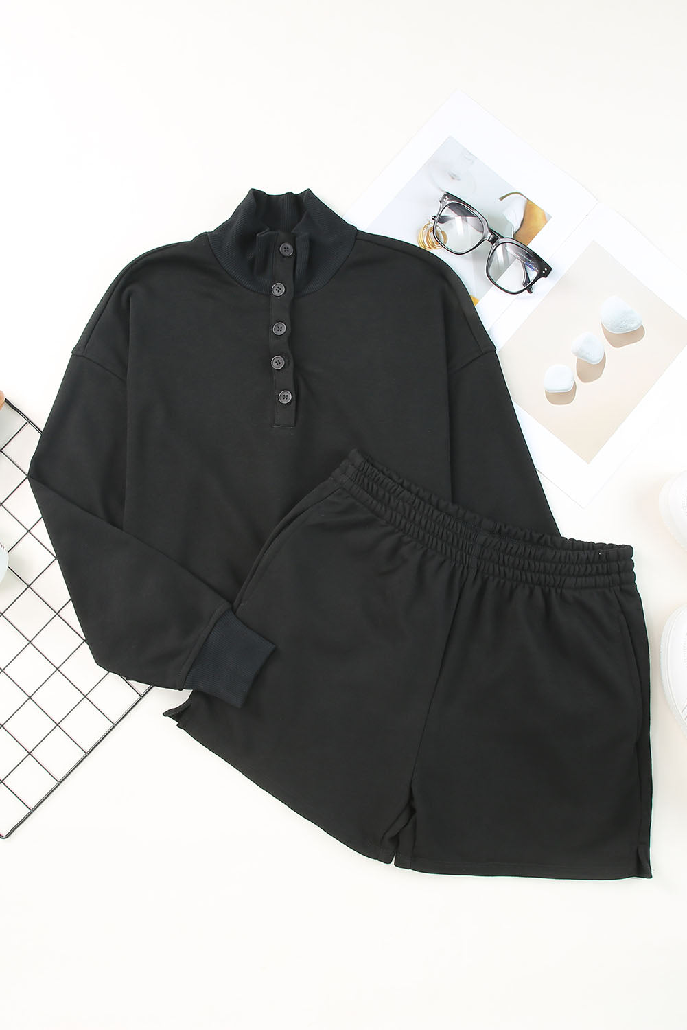 Schwarzes, lässiges Henley-Top mit hohem Ausschnitt und kurzes Outfit