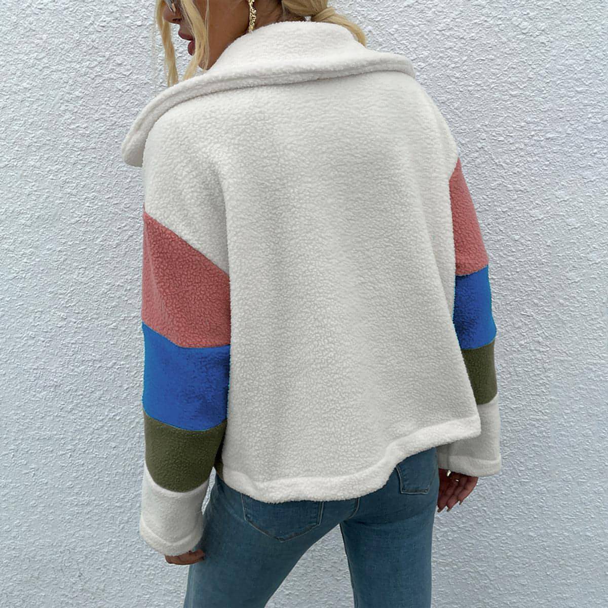 Glänzende Jacke mit Button-Down-Kragen und Farbblockdesign