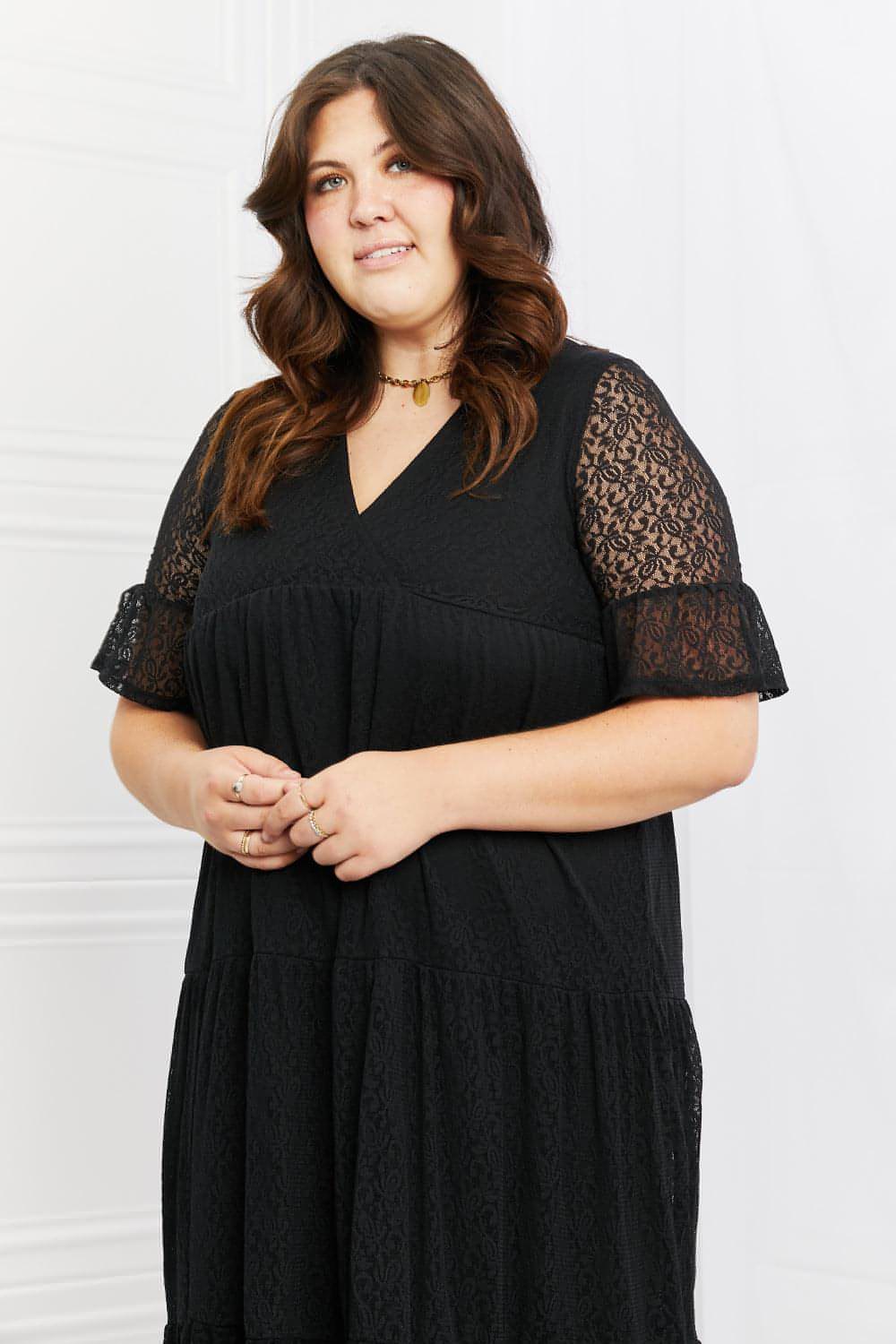 Precioso vestido de encaje de tamaño completo con capas de P &amp; Rose