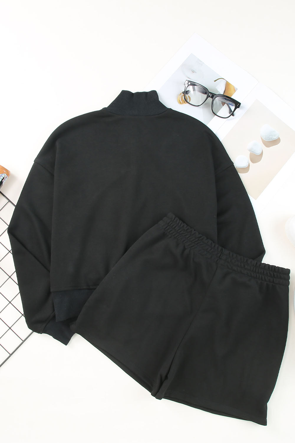 Schwarzes, lässiges Henley-Top mit hohem Ausschnitt und kurzes Outfit