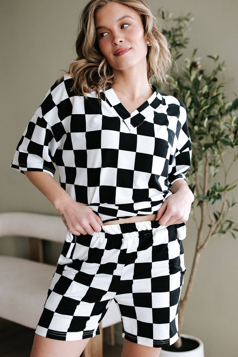 Блацк Цхецкербоард Принт В врат Лоосе Тее и Схортс Лоунге Сет