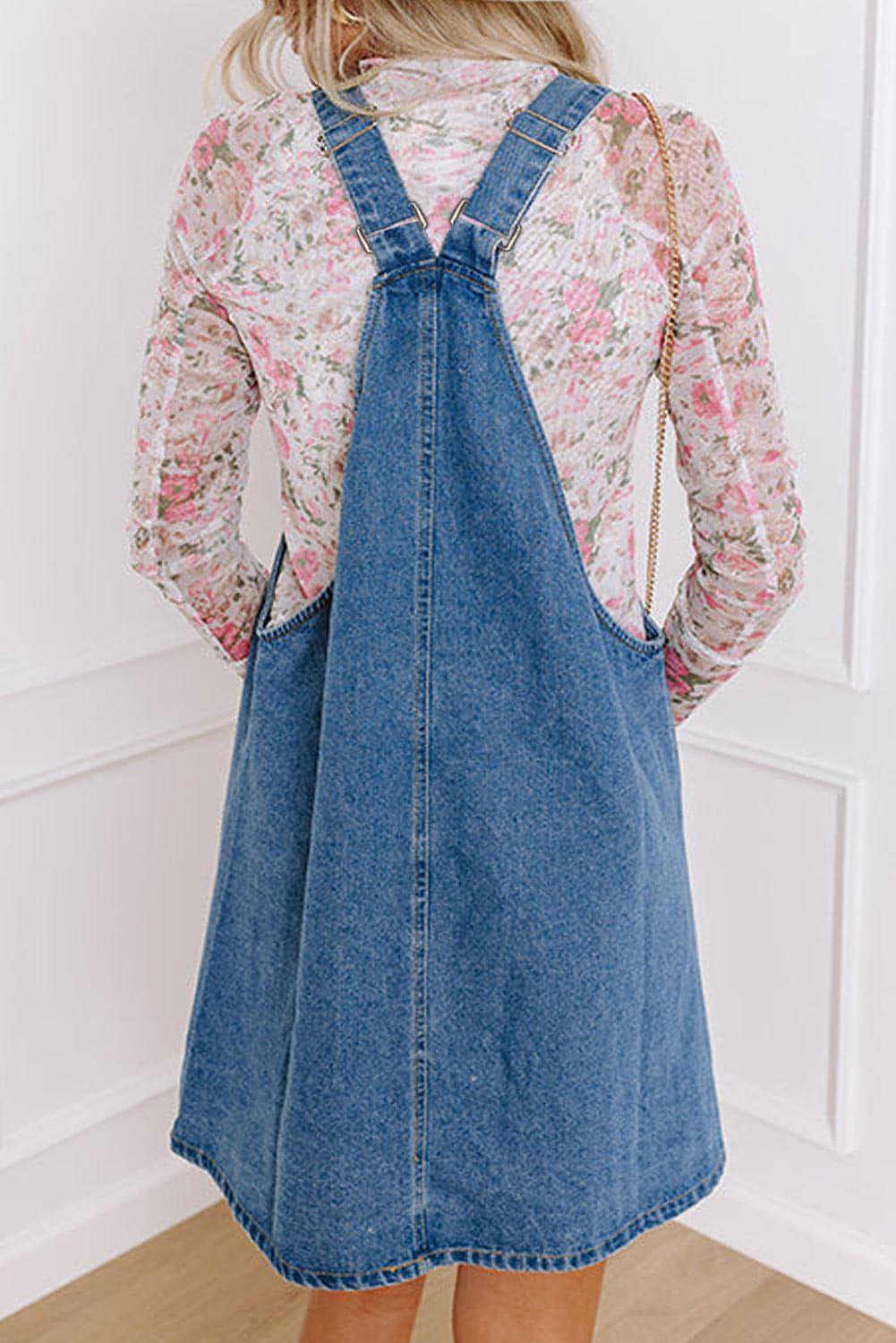 Minivestido vaquero con bolsillos delanteros y botones con tiras anchas en azul crepúsculo