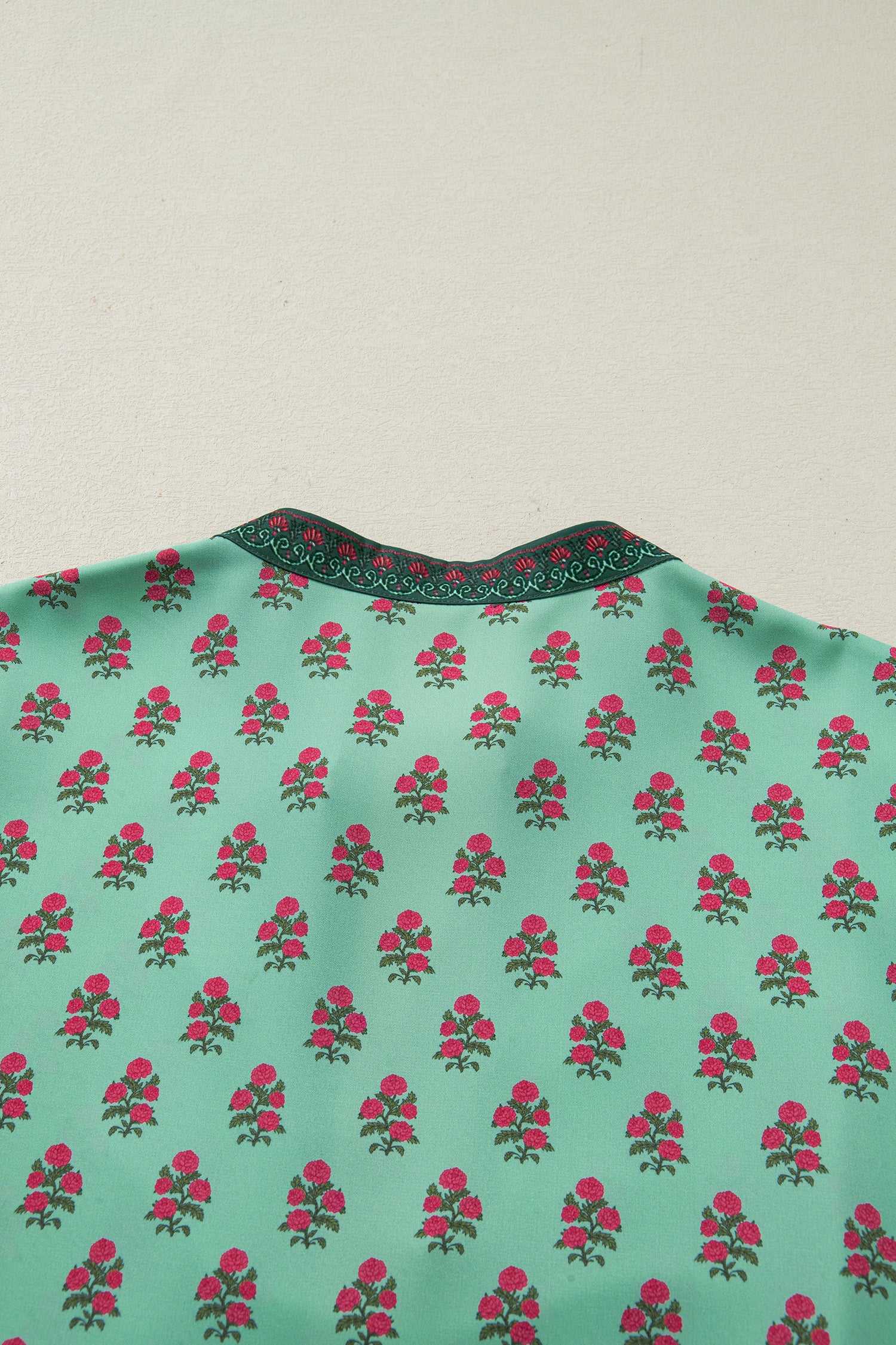 Green Plus Size Floral Print Contrast Trim V Neck Bracelet Sleeve Blouse