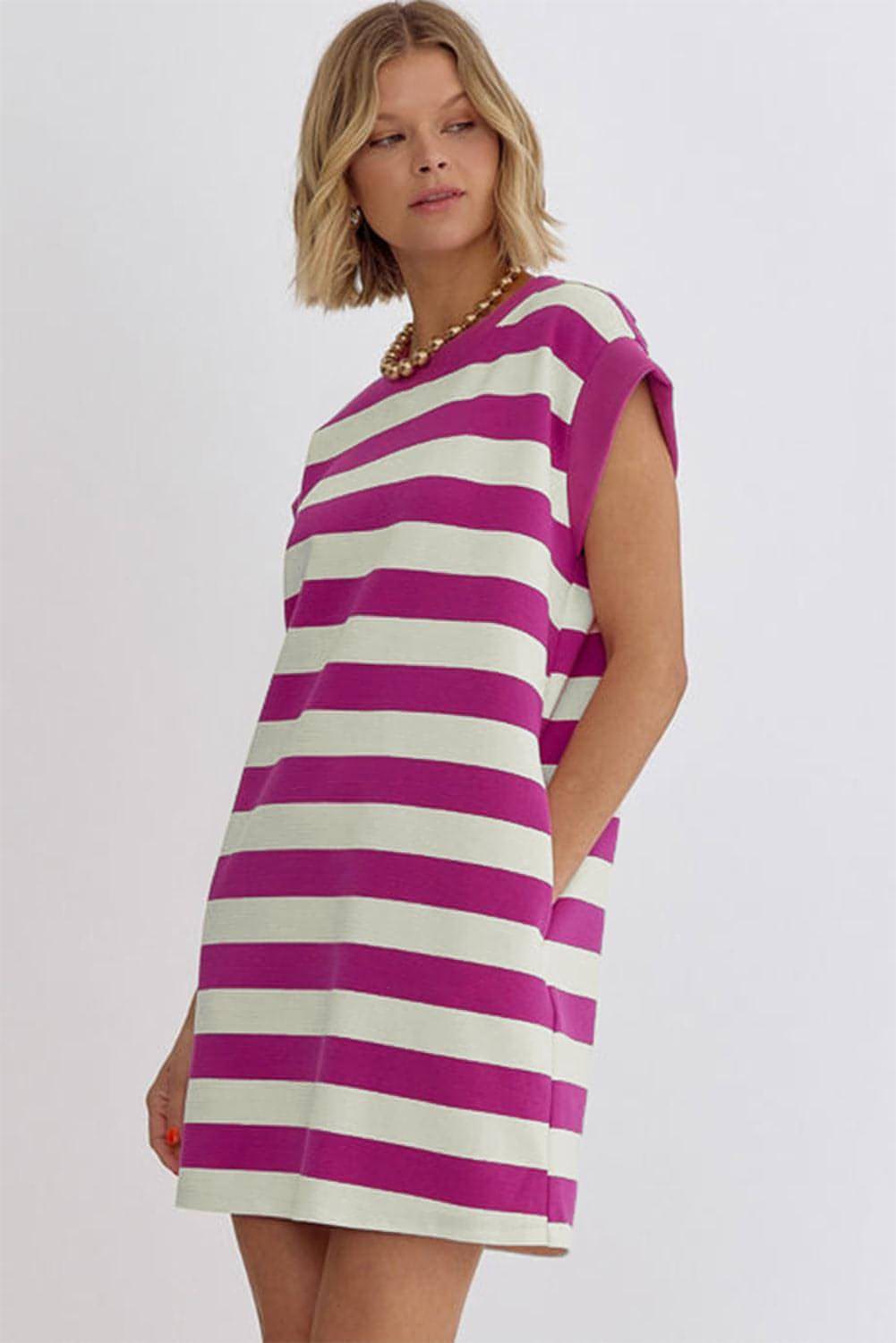 Vestido camisero con bolsillos y mangas cortas con rayas rosas