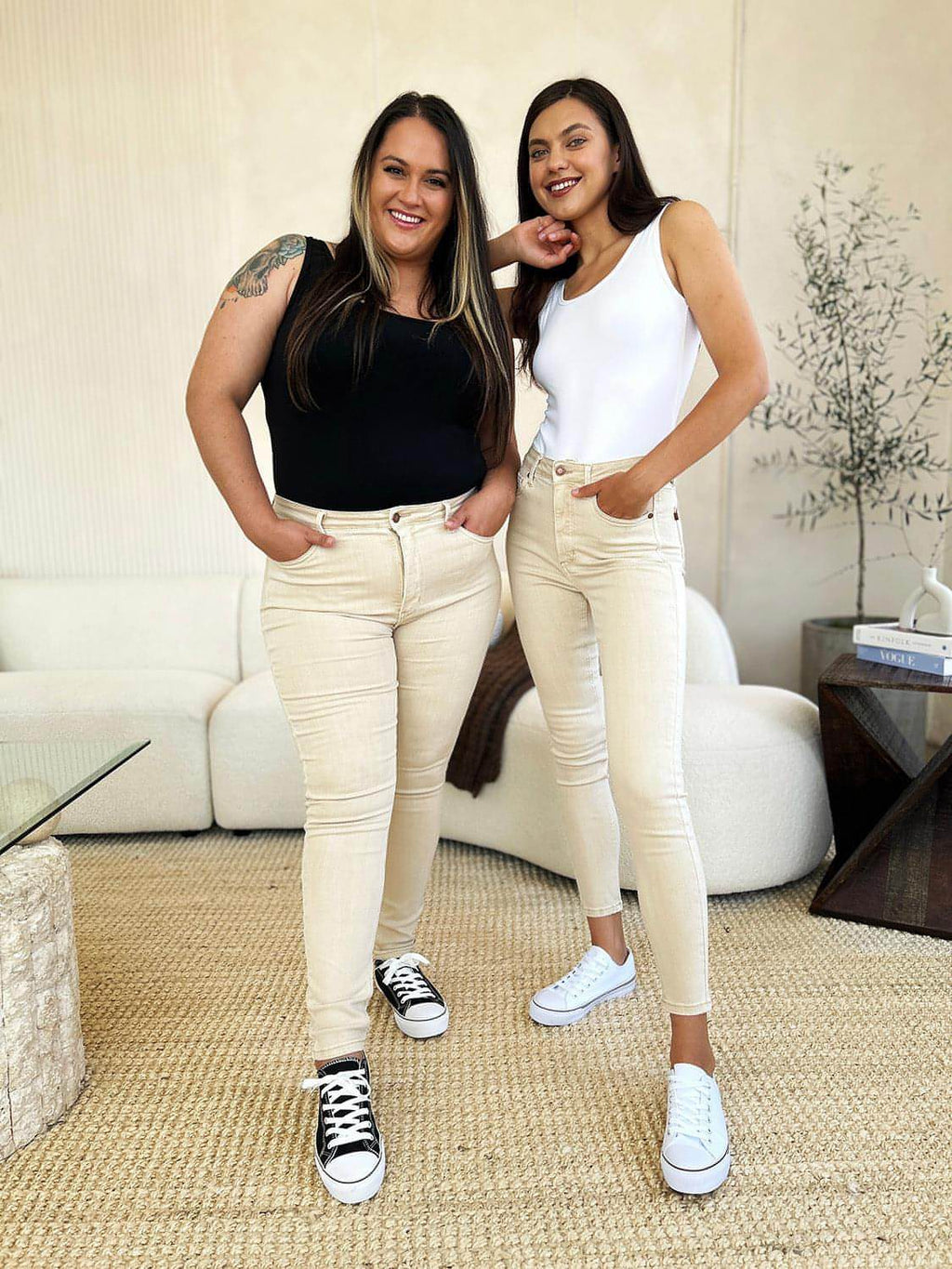 Jeans ajustados con control de abdomen teñidos en prenda de tamaño completo de Judy Blue