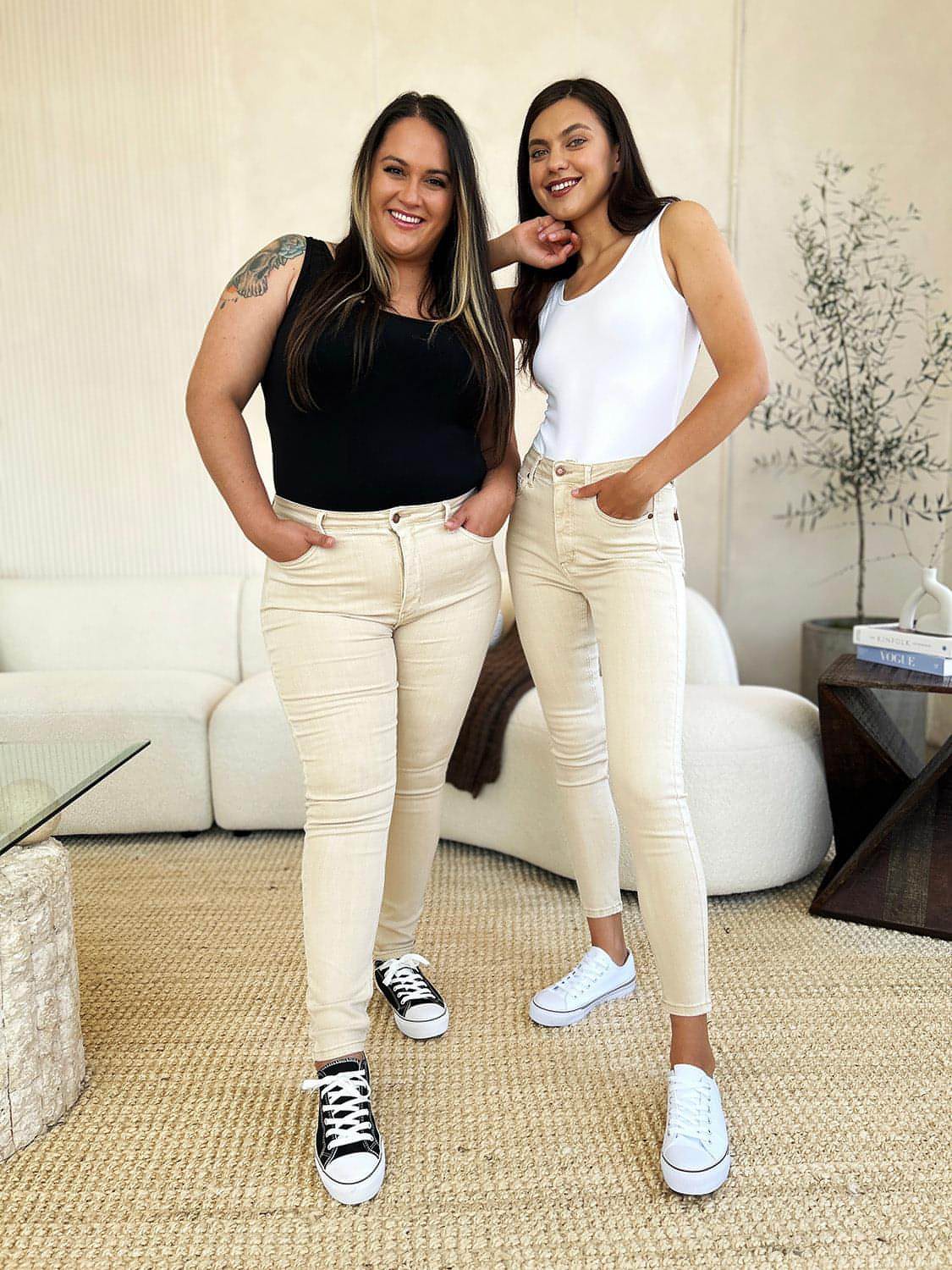Jeans ajustados con control de abdomen teñidos en prenda de tamaño completo de Judy Blue
