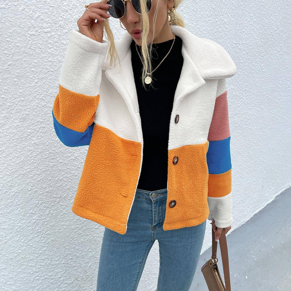 Glänzende Jacke mit Button-Down-Kragen und Farbblockdesign