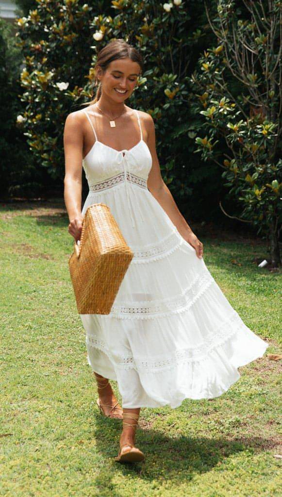 Vestido estilo boho con tirantes y falda con paneles de encaje