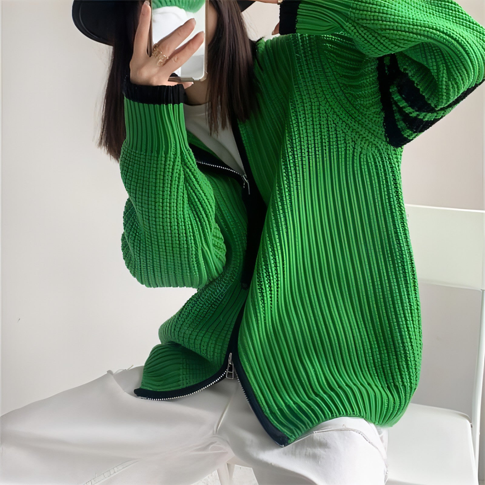 Suéter con cuello alto y cremallera con costuras a rayas de colores en contraste para mujer