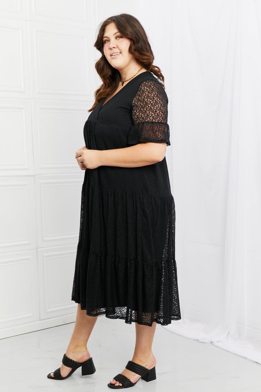 Precioso vestido de encaje de tamaño completo con capas de P &amp; Rose