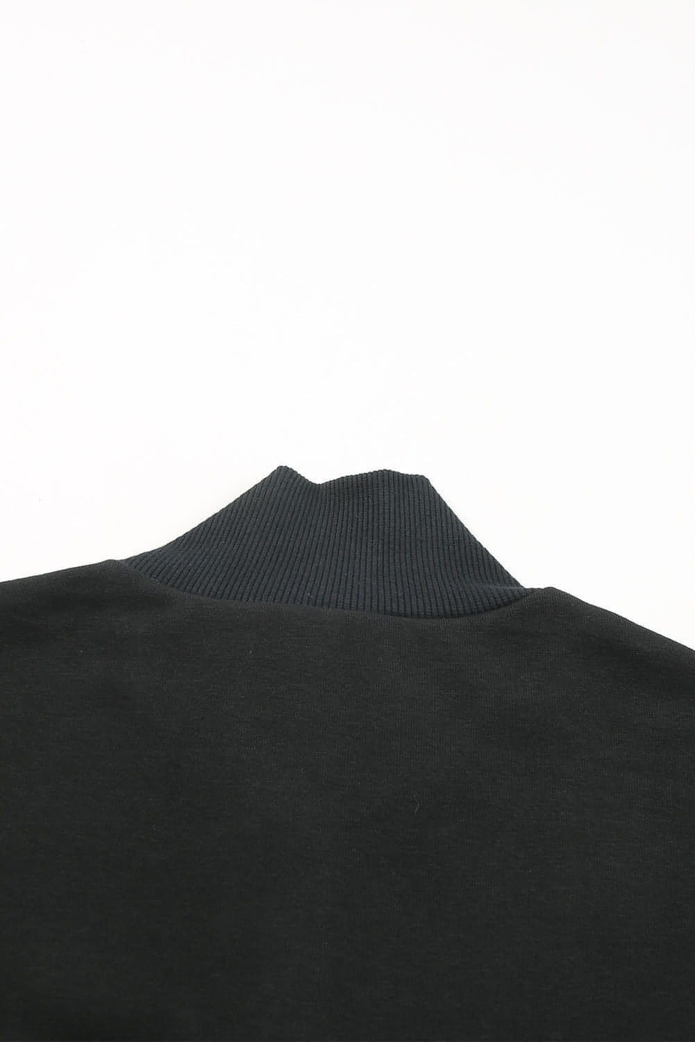 Schwarzes, lässiges Henley-Top mit hohem Ausschnitt und kurzes Outfit