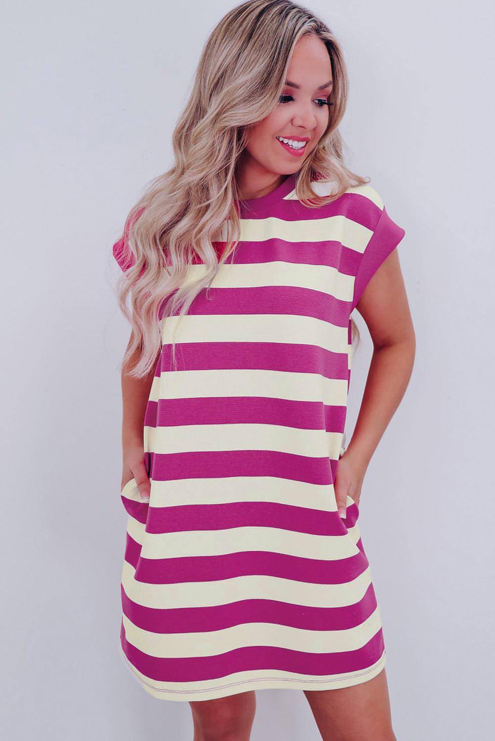 Vestido camisero con bolsillos y mangas cortas con rayas rosas