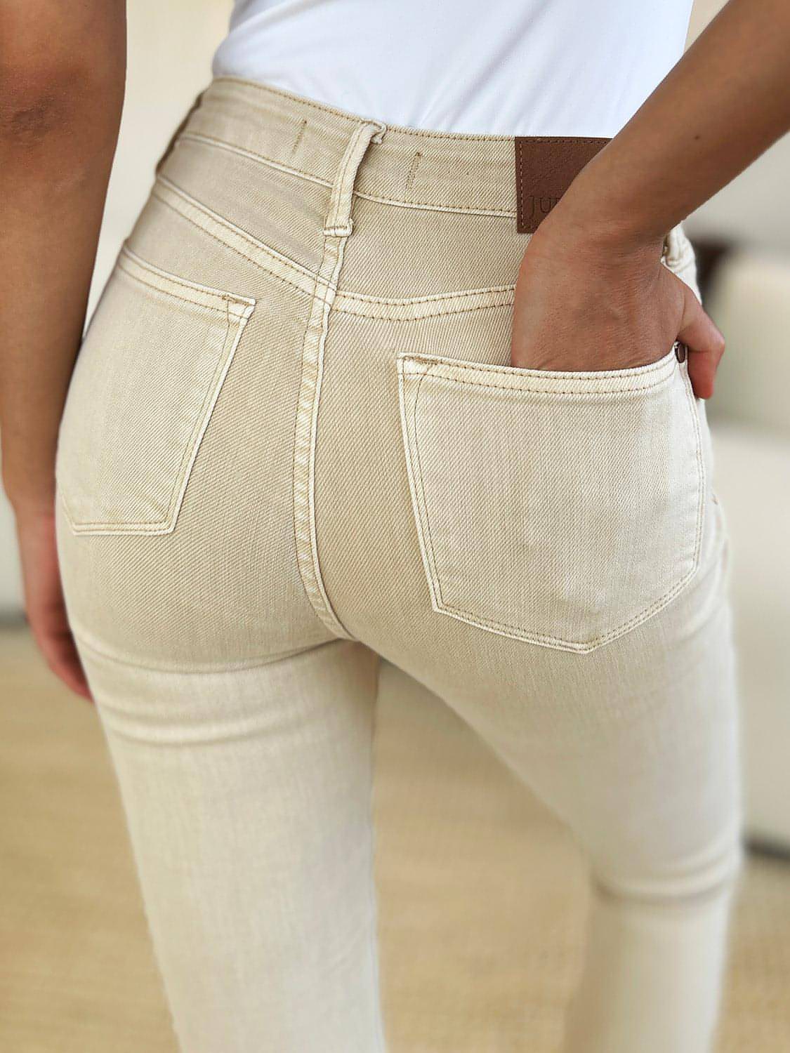 Jeans ajustados con control de abdomen teñidos en prenda de tamaño completo de Judy Blue