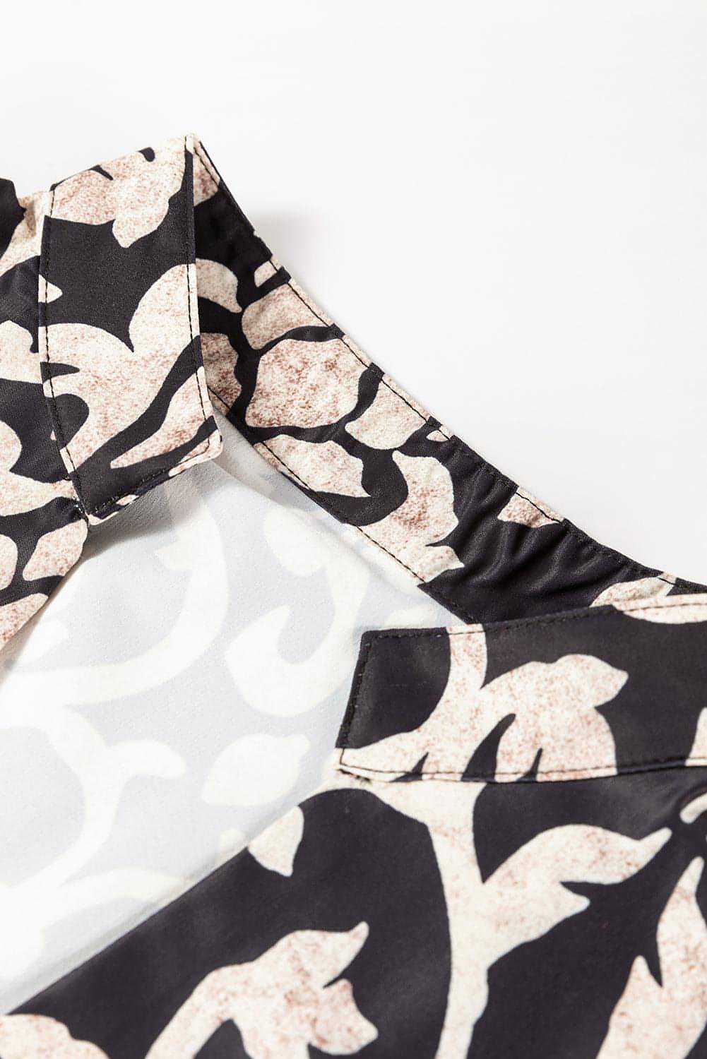 Vestido acampanado con cuello abierto y estampado floral retro negro