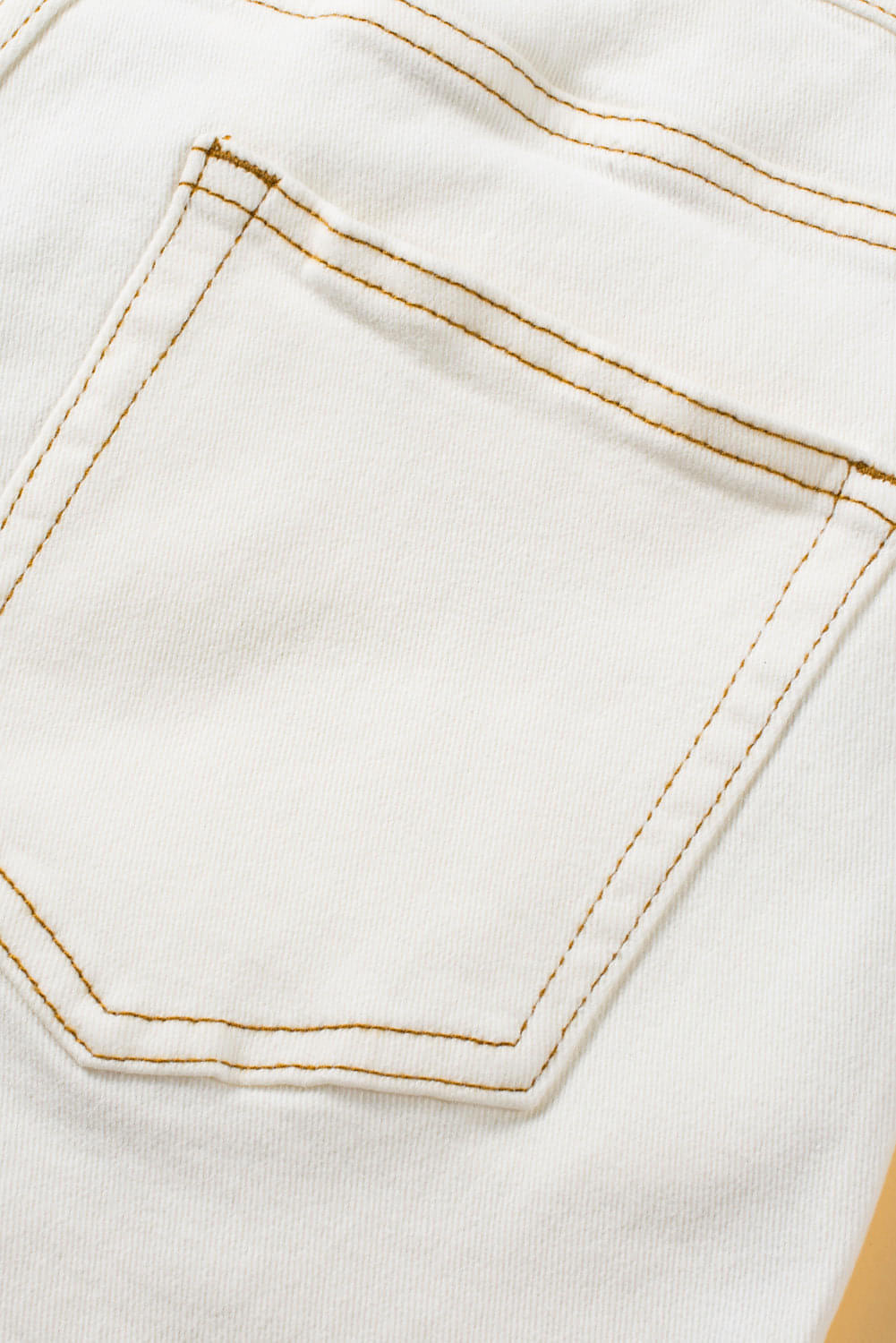 Weiße, stilvolle Jeansshorts mit asymmetrischem Taillendesign