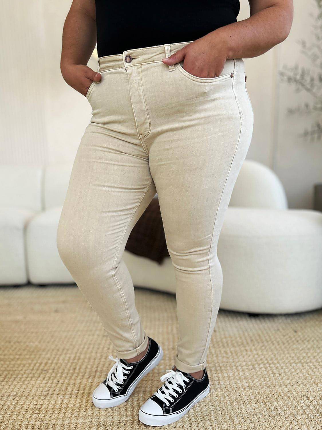 Jeans ajustados con control de abdomen teñidos en prenda de tamaño completo de Judy Blue