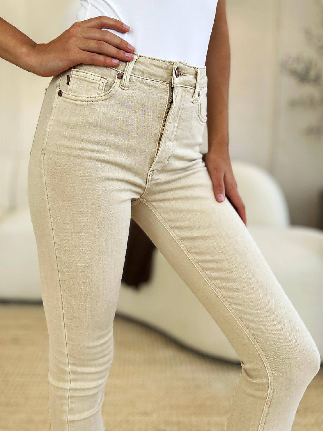 Jeans ajustados con control de abdomen teñidos en prenda de tamaño completo de Judy Blue
