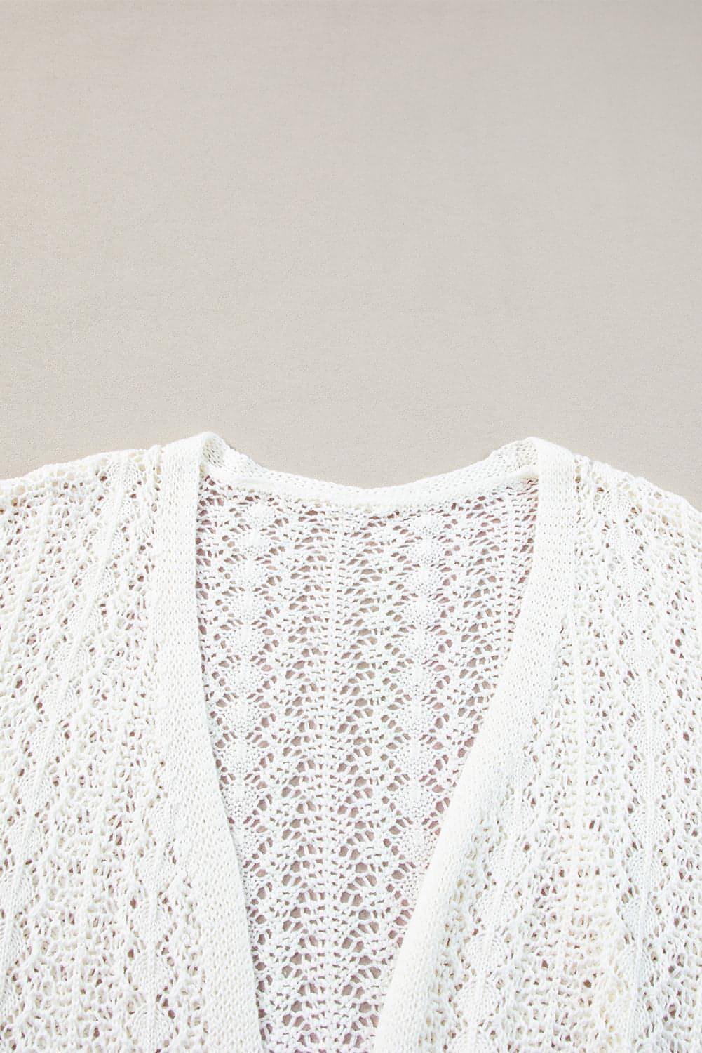 Cárdigan blanco elegante de punto calado con hombros caídos