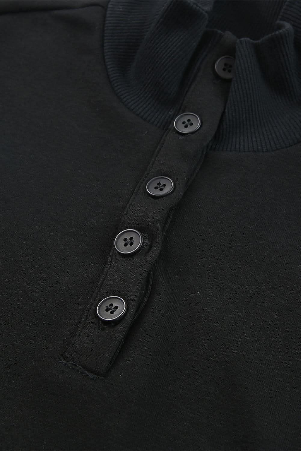 Schwarzes, lässiges Henley-Top mit hohem Ausschnitt und kurzes Outfit