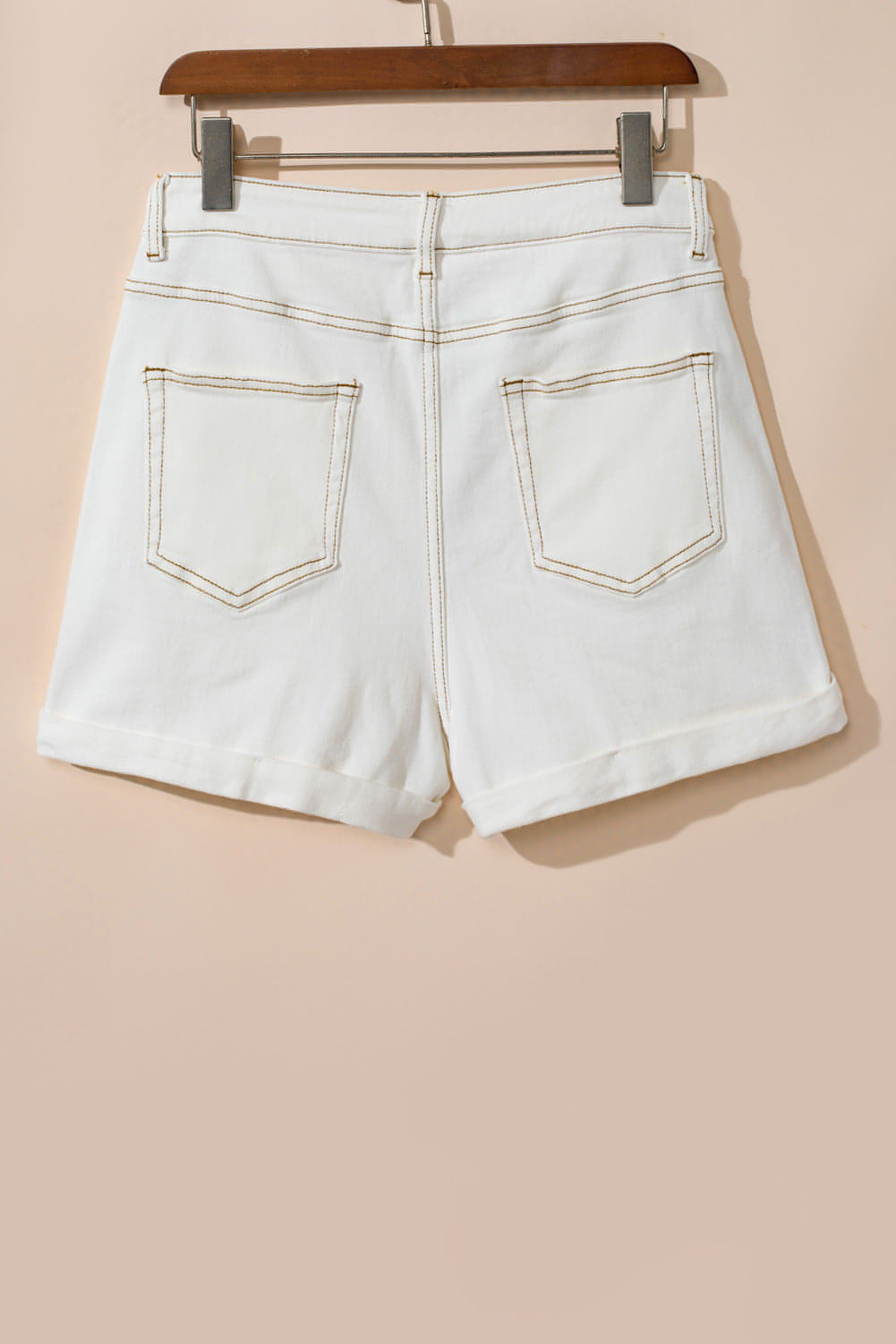 Weiße, stilvolle Jeansshorts mit asymmetrischem Taillendesign