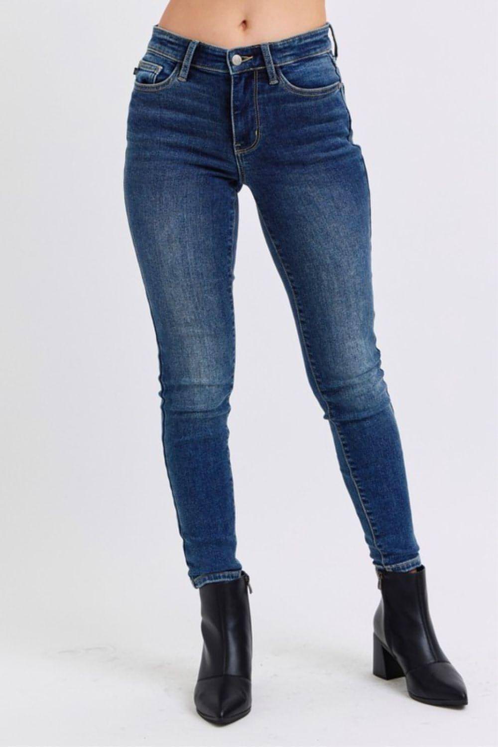 Judy Blue i full størrelse Kjør midt i midjen tynne jeans med termisk fôr