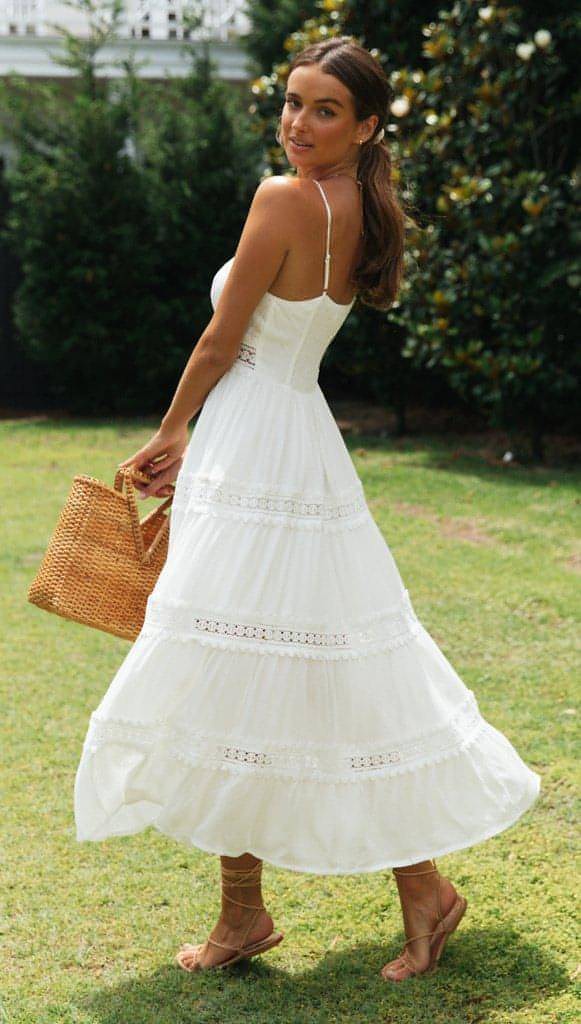 Vestido estilo boho con tirantes y falda con paneles de encaje