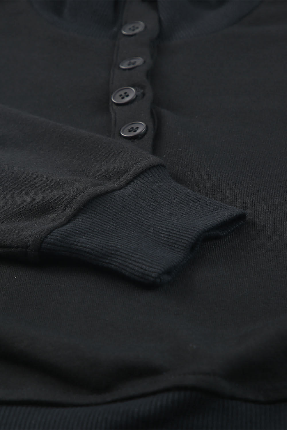 Schwarzes, lässiges Henley-Top mit hohem Ausschnitt und kurzes Outfit