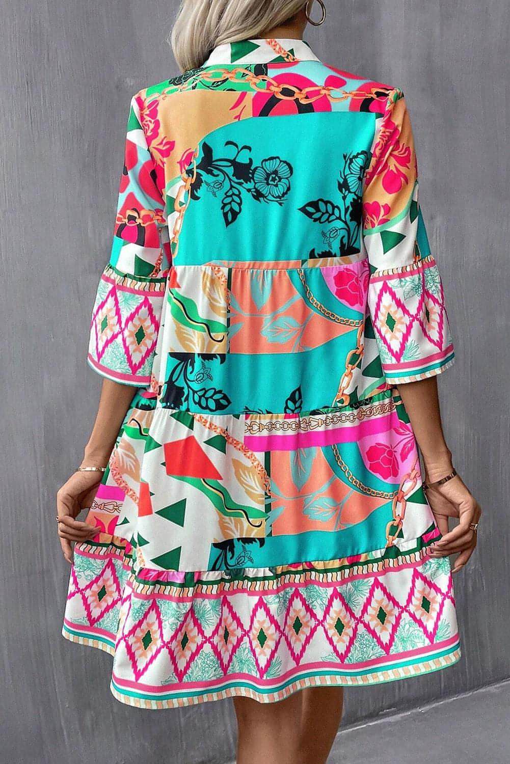 Vestido mini con escote entallado y media manga con estampado abstracto multicolor
