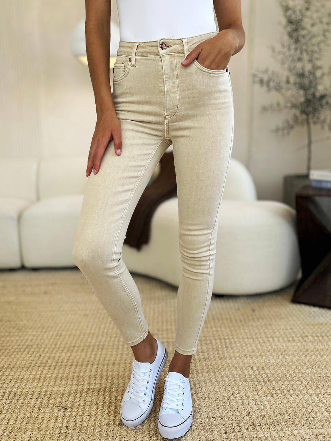 Jeans ajustados con control de abdomen teñidos en prenda de tamaño completo de Judy Blue