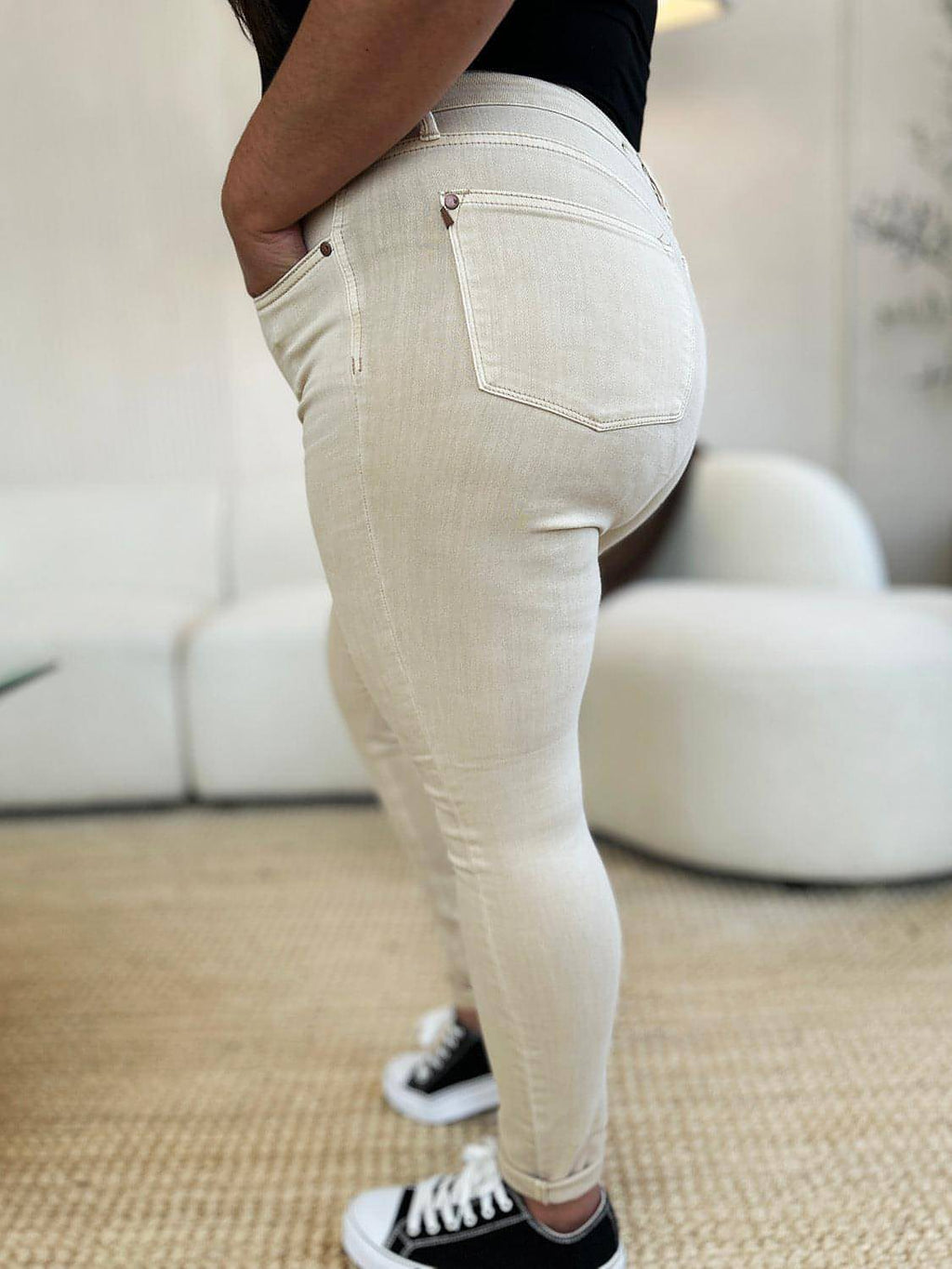 Jeans ajustados con control de abdomen teñidos en prenda de tamaño completo de Judy Blue