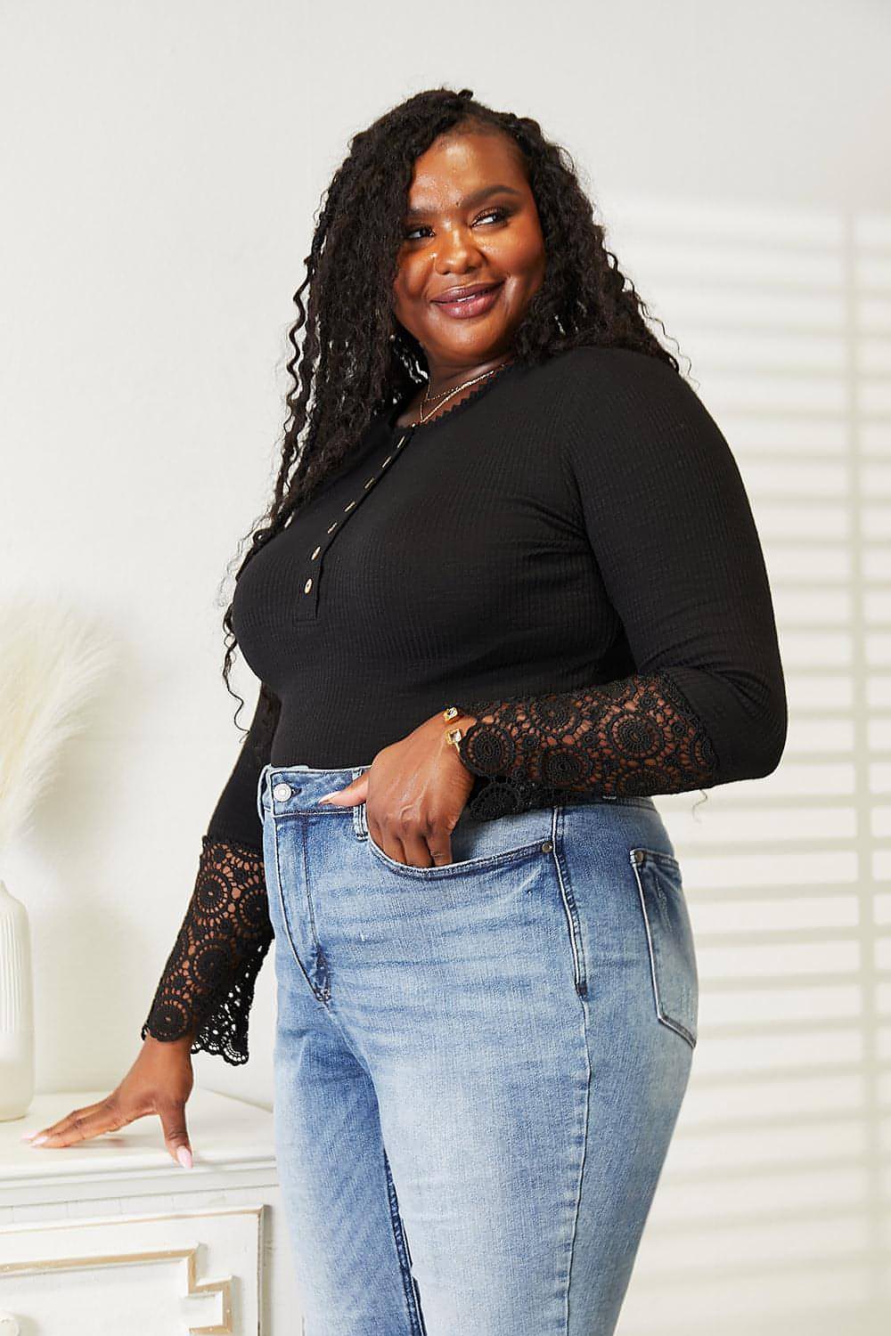 Blusa con botones y mangas con dobladillo de encaje de crochet de Double Take