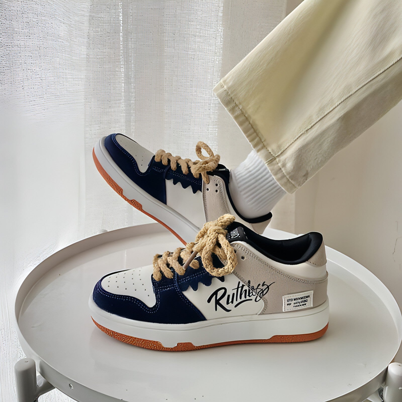 Zapato blanco pequeño de corte bajo para hombre