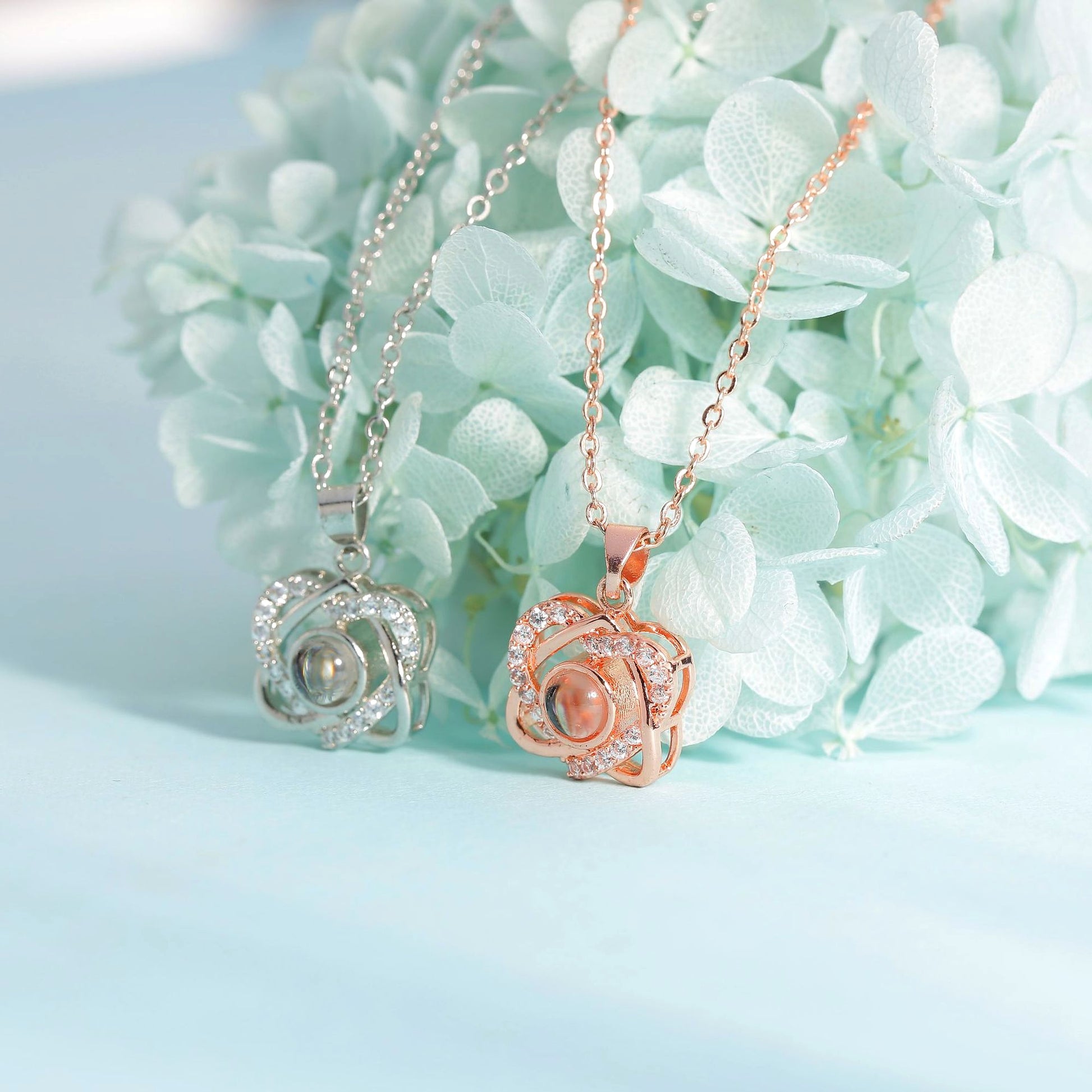 Men's And Women's Fashion Simple Heart-shaped Projection Necklace - enhanced image 1