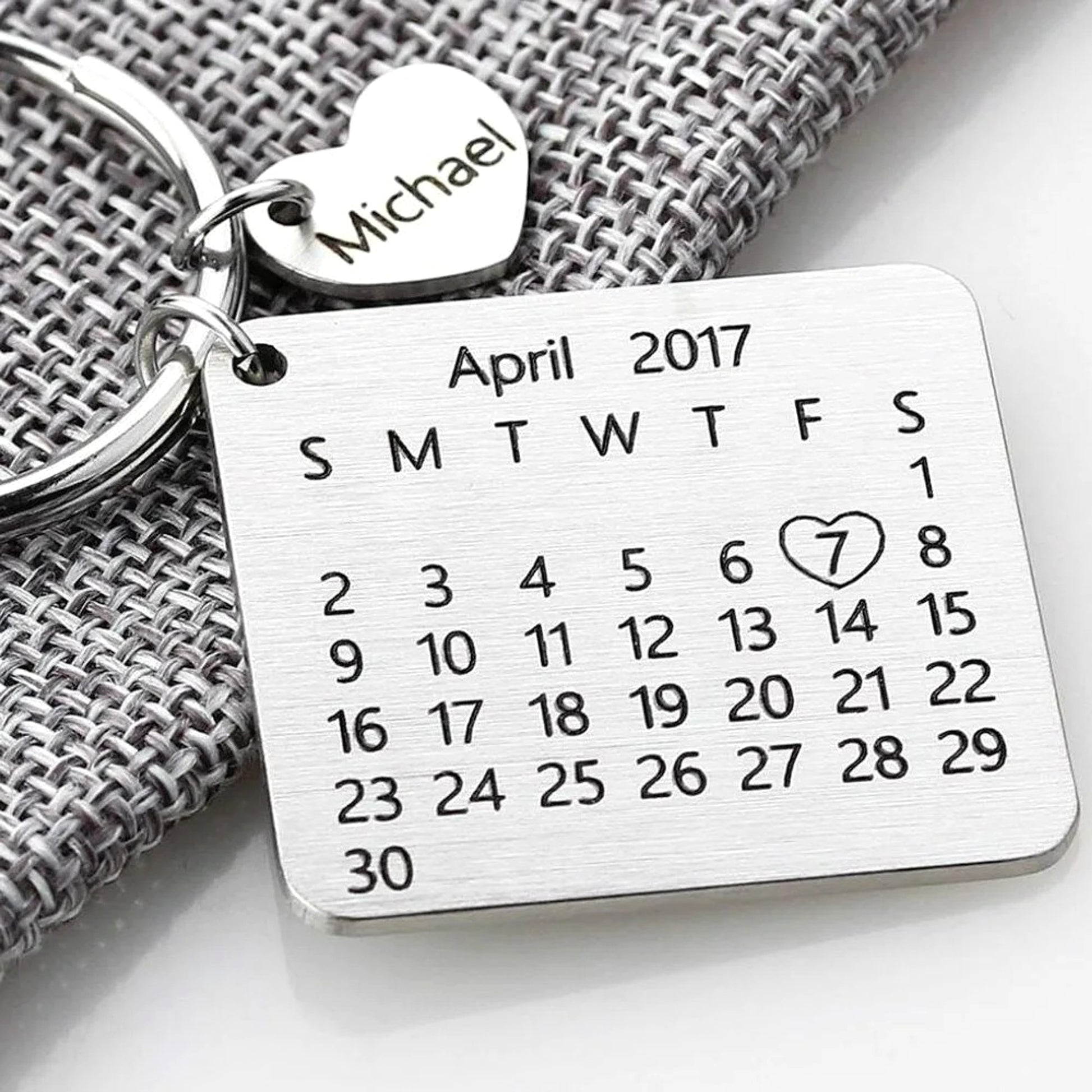 Personalized Calendar Keychain – Custom Date Engraved Keyring for Couples & Gifts - enhanced image 2