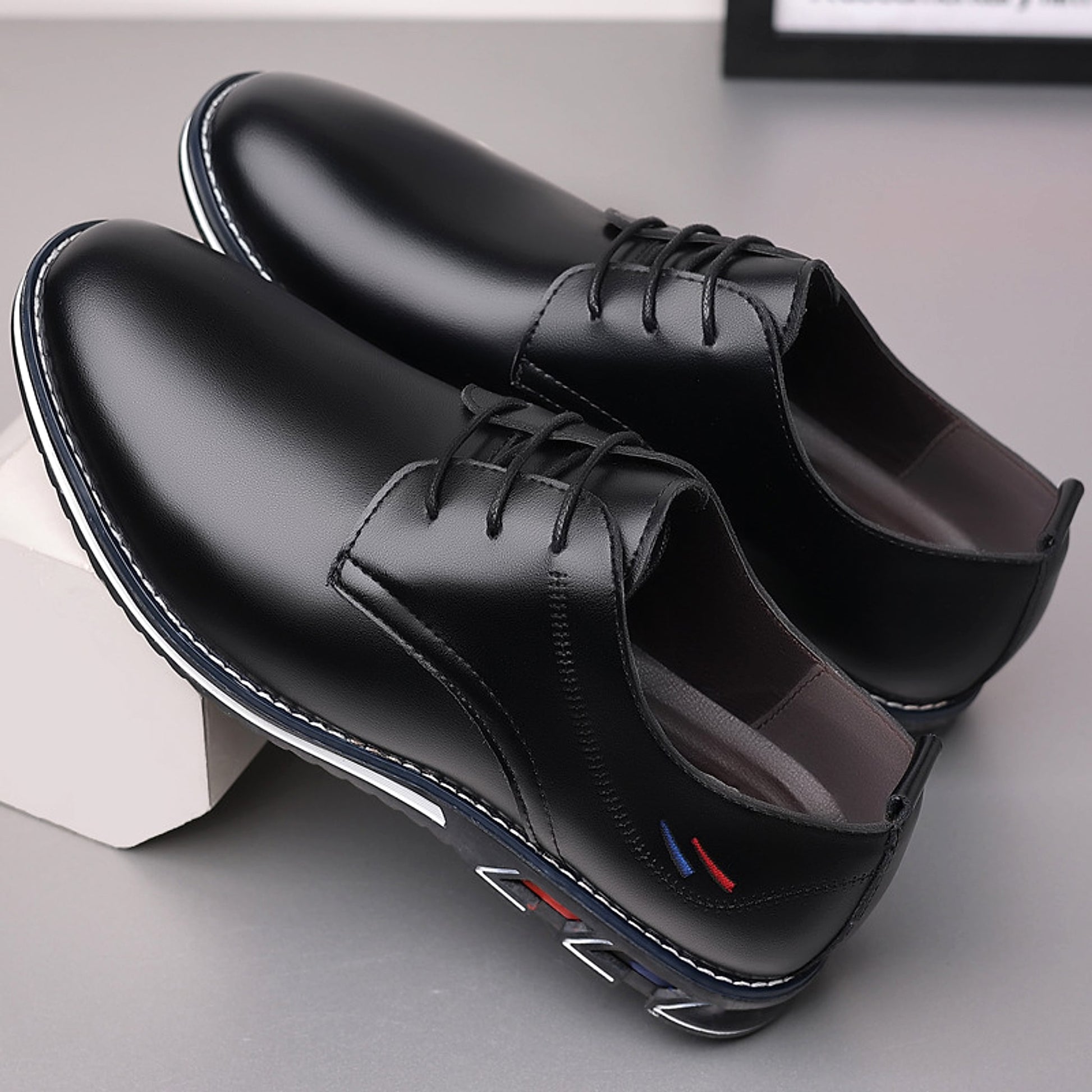 Lightweight Casual Leather Shoes Men - enhanced image 2