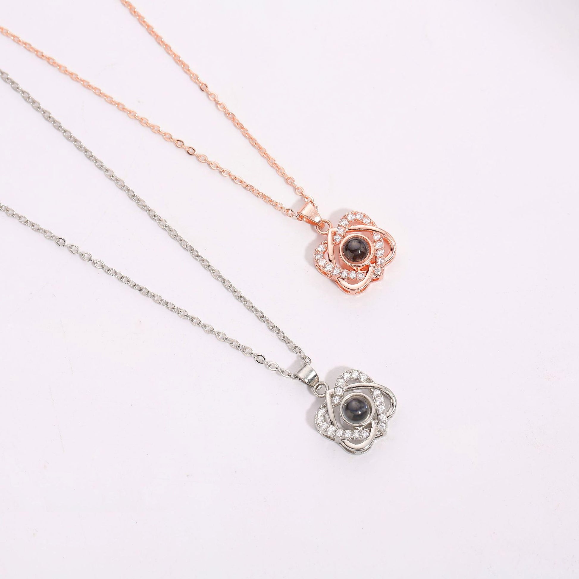 Men's And Women's Fashion Simple Heart-shaped Projection Necklace - enhanced image 2