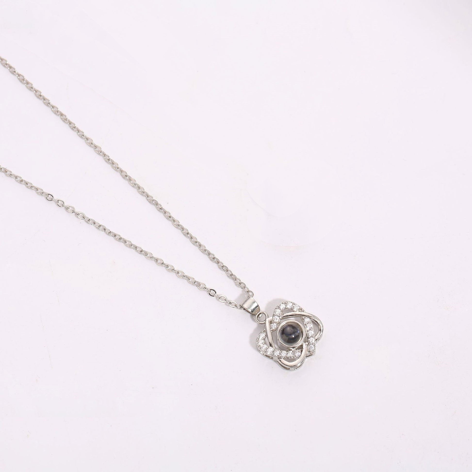 Men's And Women's Fashion Simple Heart-shaped Projection Necklace - enhanced image 3